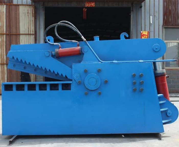 What are the structure and advantages of hydraulic gantry shear?
